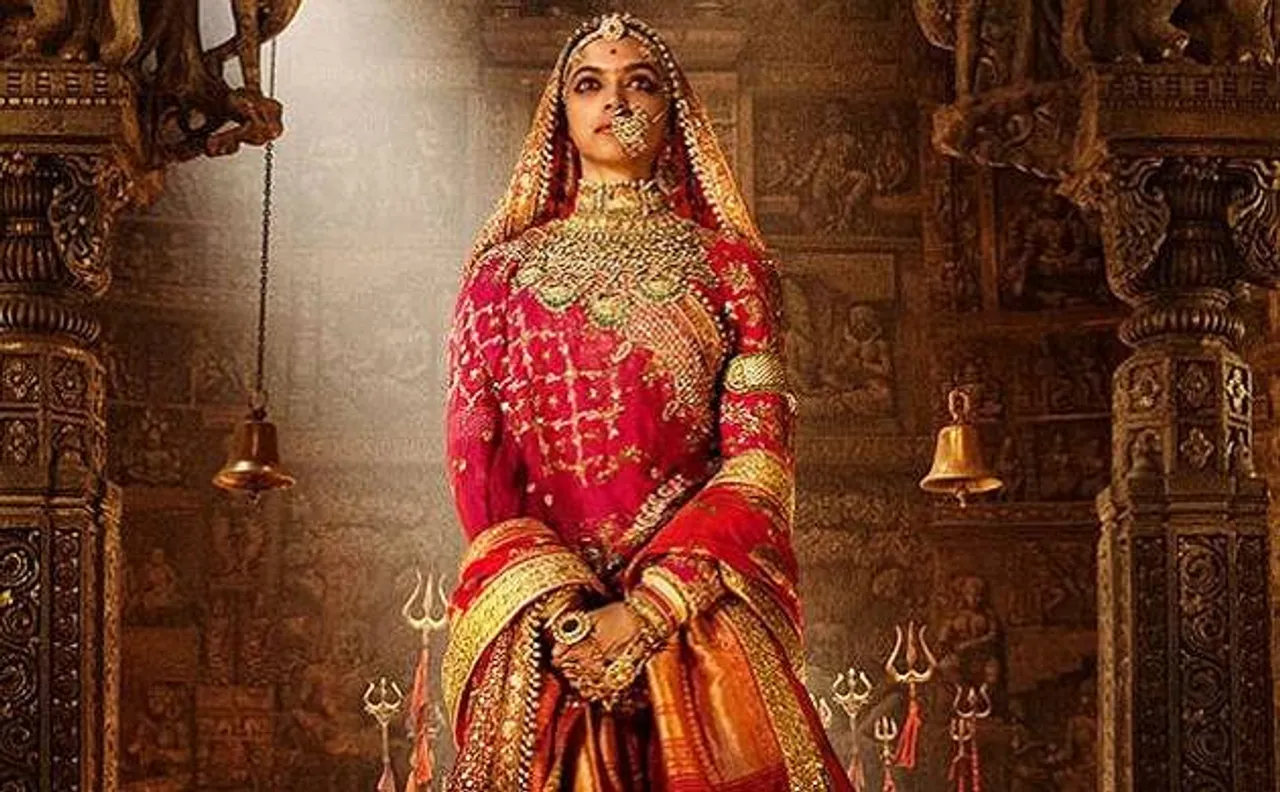 फिर विवादों में घिरी 'पद्मावती'; करणी सेना ने जलाए पोस्टर्स,रिलीज रोकने की भी धमकी