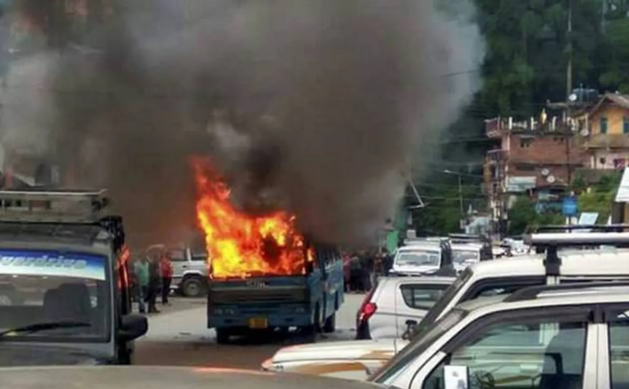 पश्चिम बंगाल: दार्जिलिंग में फिर भड़की हिंसा, कार आग के हवाले