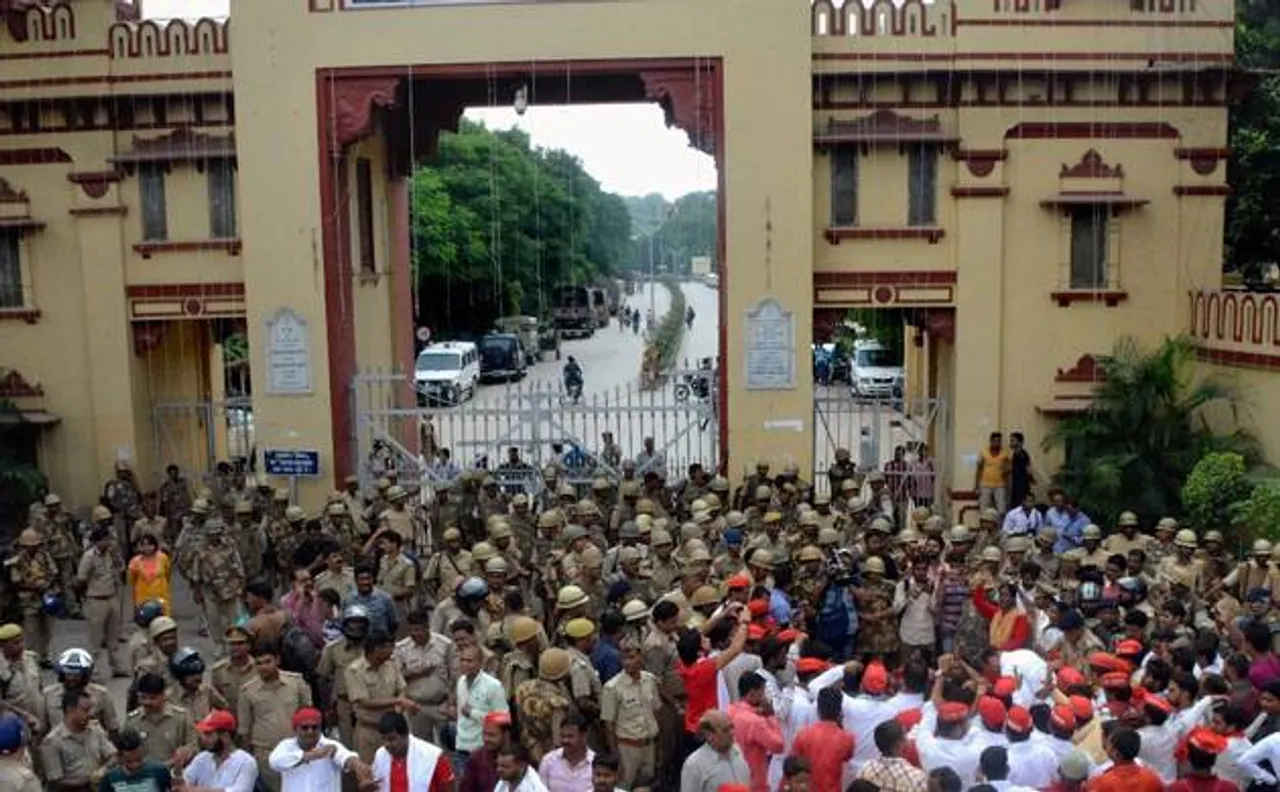 बीएचयू हिंसा: कमिश्नर ने प्रशासन को माना जिम्मेदार, कुलपति को हटाने की मांग