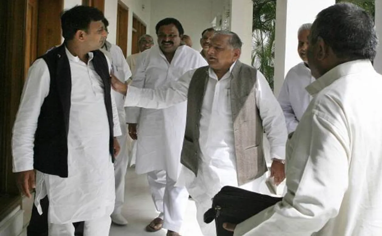 अखिलेश पहुंचे पिता मुलायम को मनाने, पार्टी अधिवेशन में आने का दिया न्योता