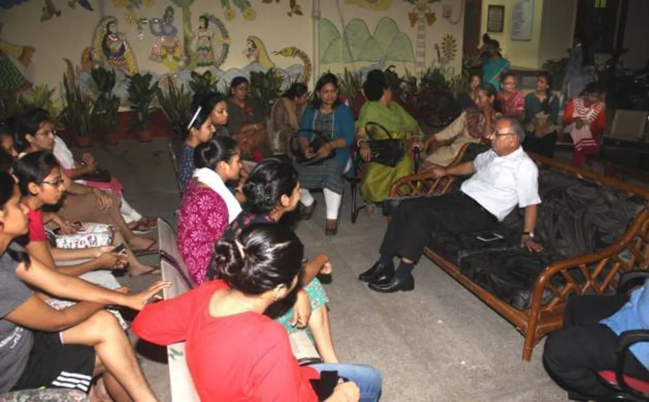 BHU हिंसा: VC जीसी त्रिपाठी के बिगड़े बोल, लड़कियां अस्मिता को लेकर बाजार पहुंच गईं
