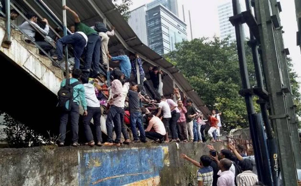 मुंबई स्टेशन भगदड़: शिवसेना ने बताया 'नरसंहार', रेल मंत्रालय पर हो FIR