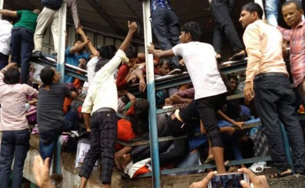 मुंबई हादसे पर फिल्मी सितारों ने दुख जताया, व्यवस्था पर उठाए सवाल
