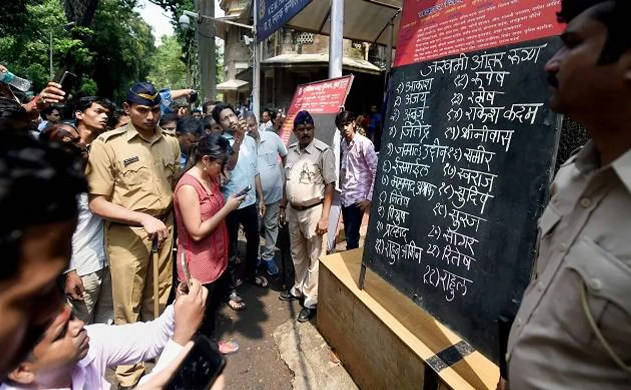 मुंबई भगदड़: KEM के डॉक्टर्स की पिटाई, शवों के माथे पर नंबर चिपकाने से थे नाराज़