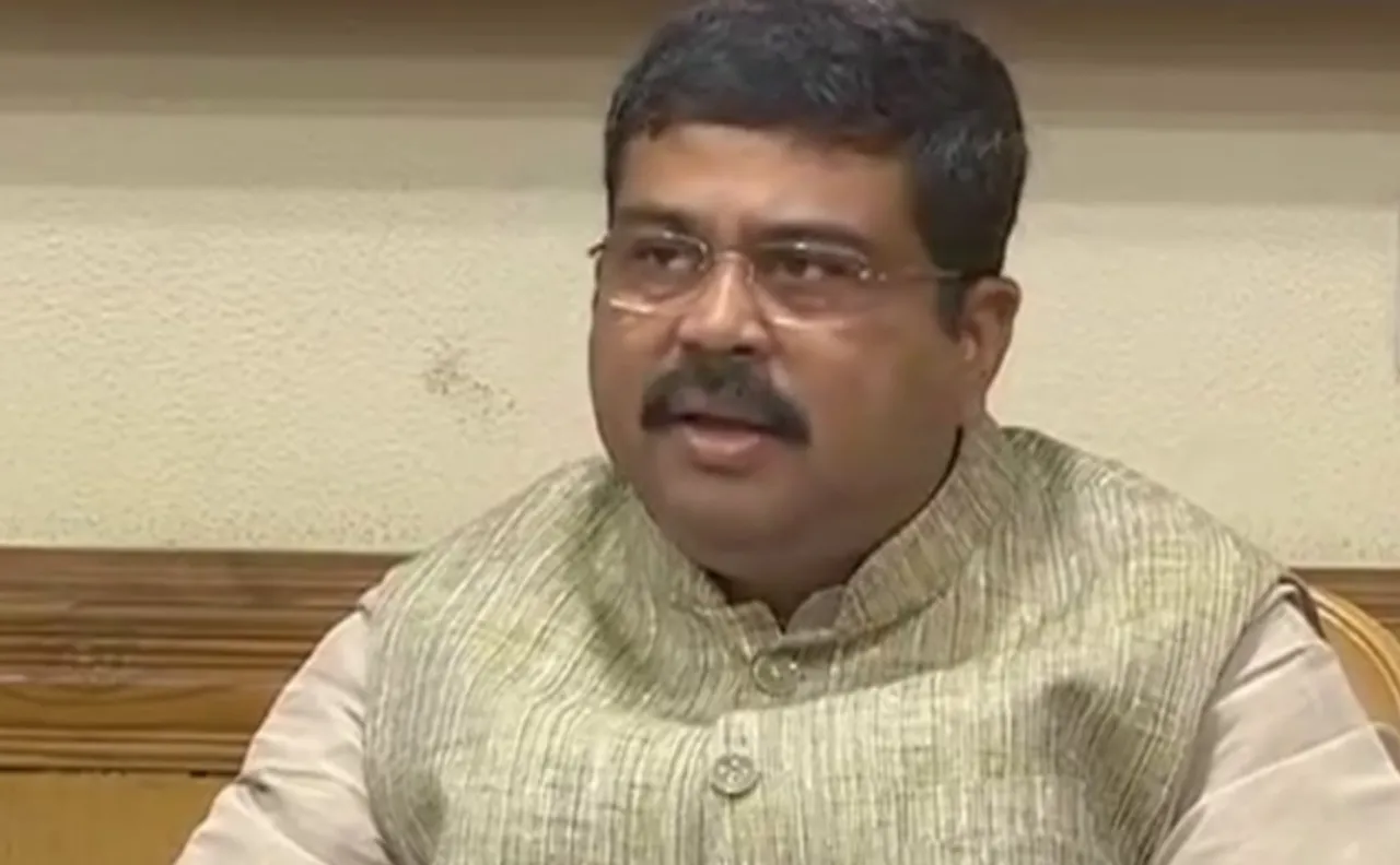 पेट्रोलियम मंत्री धर्मेंद्र प्रधान बोले, पेट्रोल और डीजल की कीमतें करने के लिये राज्य सरकारें घटाएं 5% वैट