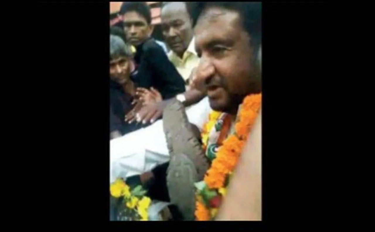 गुजरात: कांग्रेस विधायक को पहनाई जूतों की माला