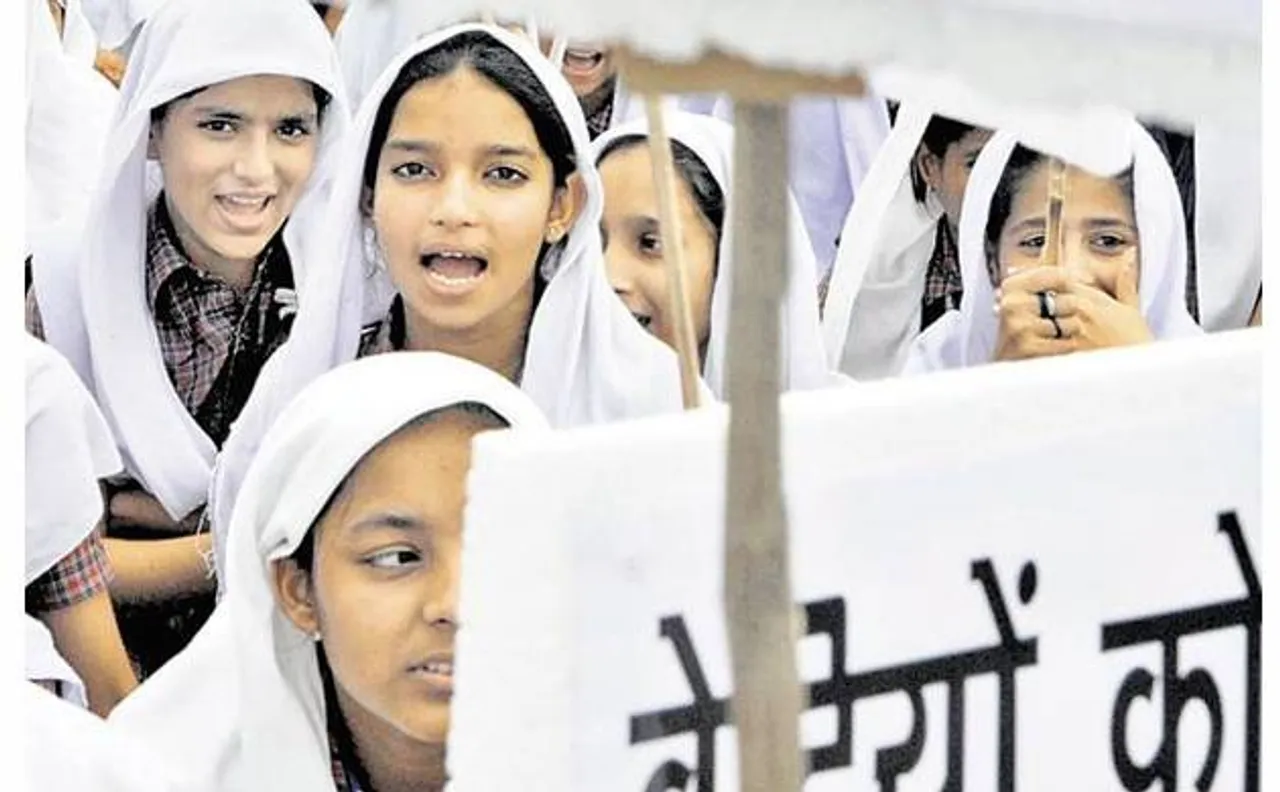 'बेटी बचाओ बेटी पढ़ाओ' नारे के बावजूद स्कूलों में बढ़ रही है छात्राओं की ड्रॉप आउट दर