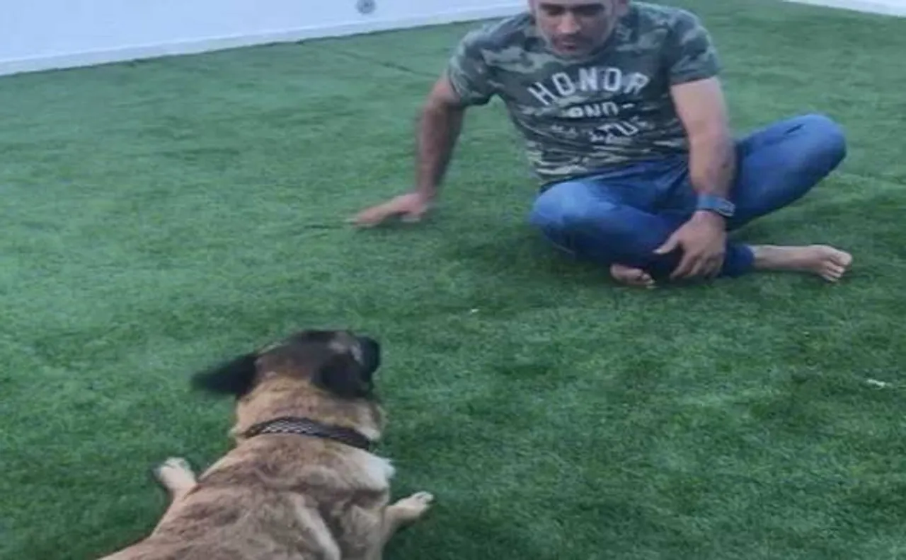 धोनी के कुत्ते ने की माही की नकल, साक्षी ने शेयर की वीडियो