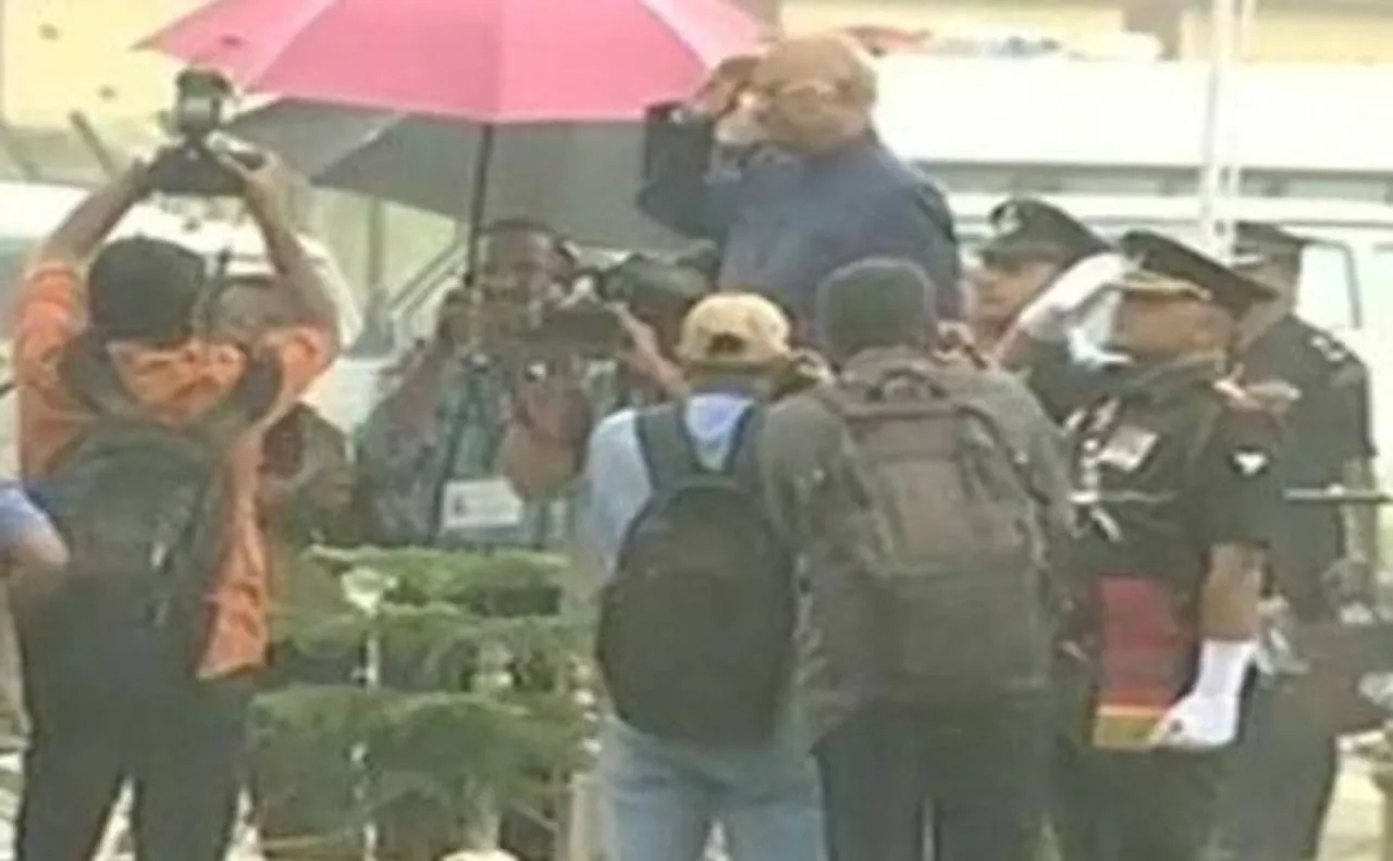 राष्ट्रगान के सम्मान में भीगते रहे राष्ट्रपति, नहीं लिया छाता