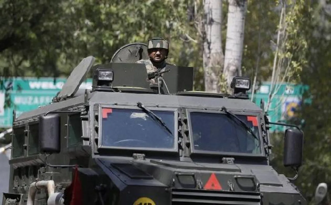 जम्मू कश्मीरः आतंकियों ने जवानों की गाड़ी पर किया हमला, एक आतंकी घायल