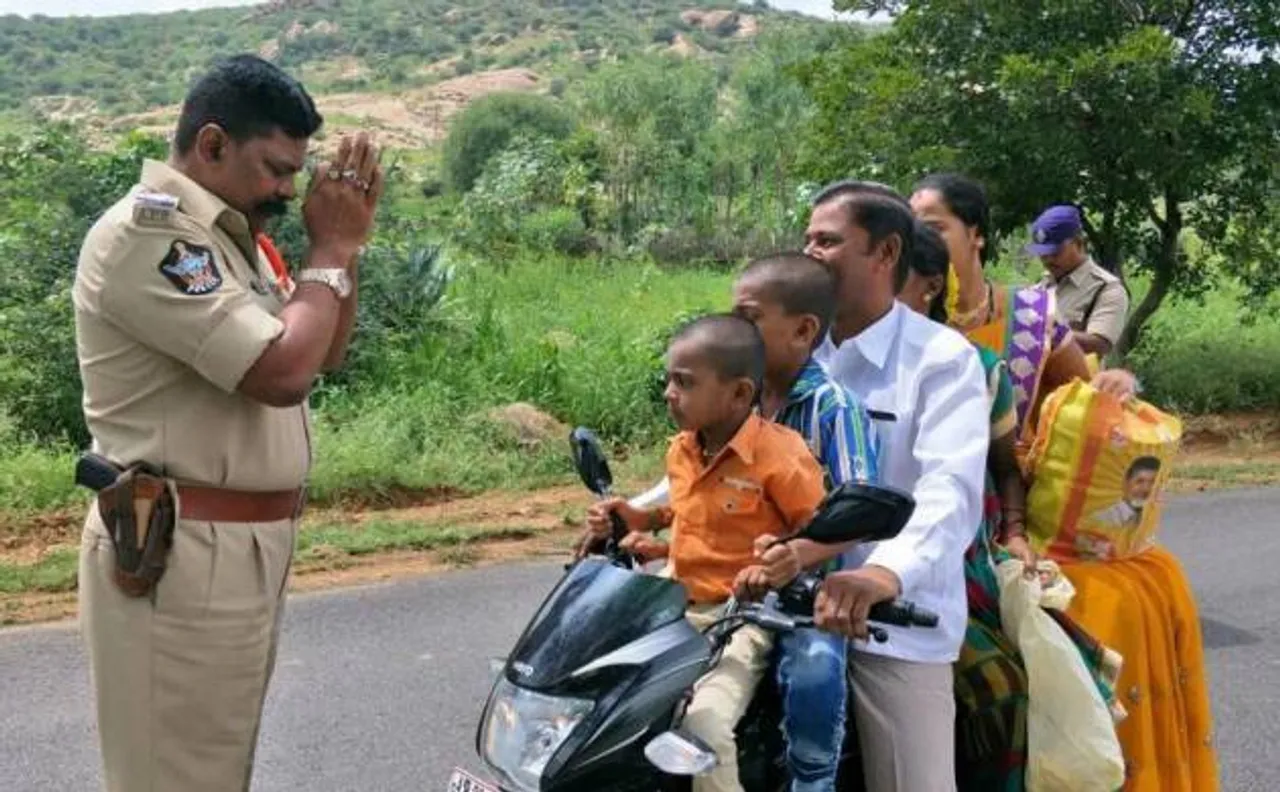 ये क्या! एक बाइक पर पांच और पुलिस वाले ने जोड़ लिया हाथ, वायरल हुई तस्वीरें