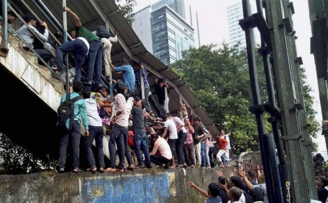 मुंबई एलफिंस्टन भगदड़: जांच कमेटी ने स्टेशन अधिकारियों को दी क्लीनचिट, 23 की गई थी जान