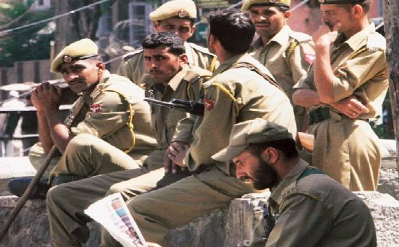 जम्मू-कश्मीर: आंतकियों को हथियार देने का आरोप, 2 पुलिसकर्मी हिरासत में