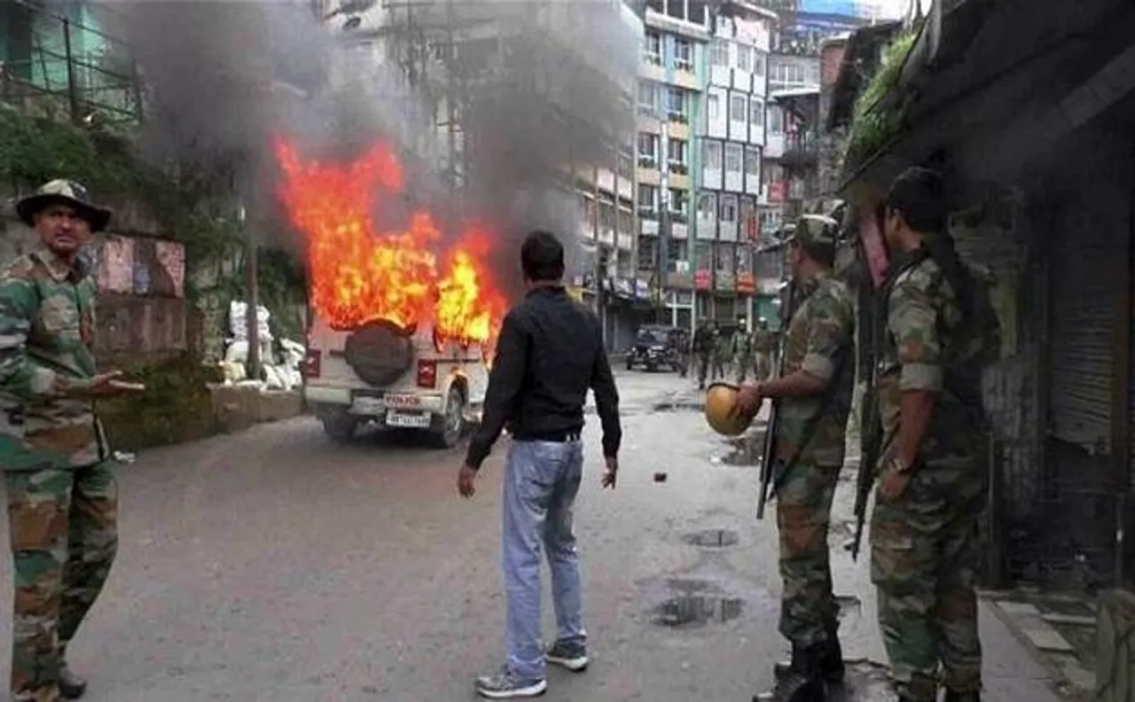 पश्चिम बंगाल: गोरखा जनमुक्ति मोर्चा समर्थकों से हिंसक झड़प में 1 पुलिसकर्मी की मौत, 1 घायल