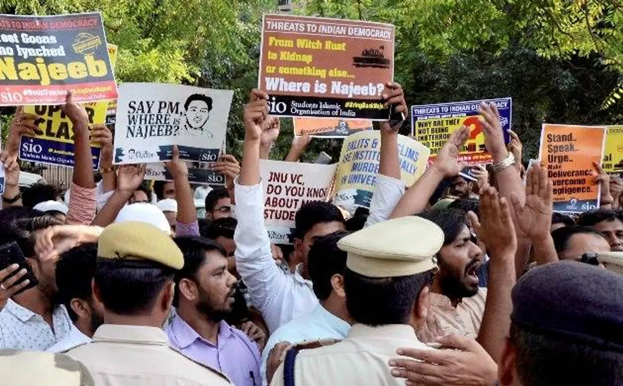 JNU के लापता छात्र नजीब की मां ने सीबीआई से कहा- वर्दी उतार मेरे साथ प्रदर्शन करो