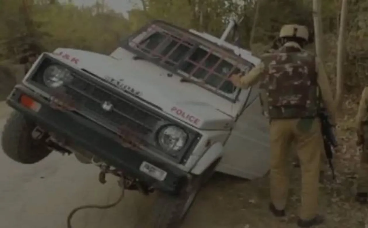 जम्मू-कश्मीर: कुलगाम में पुलिस की गाड़ी पर हमला, ड्राइवर की मौत, एक घायल