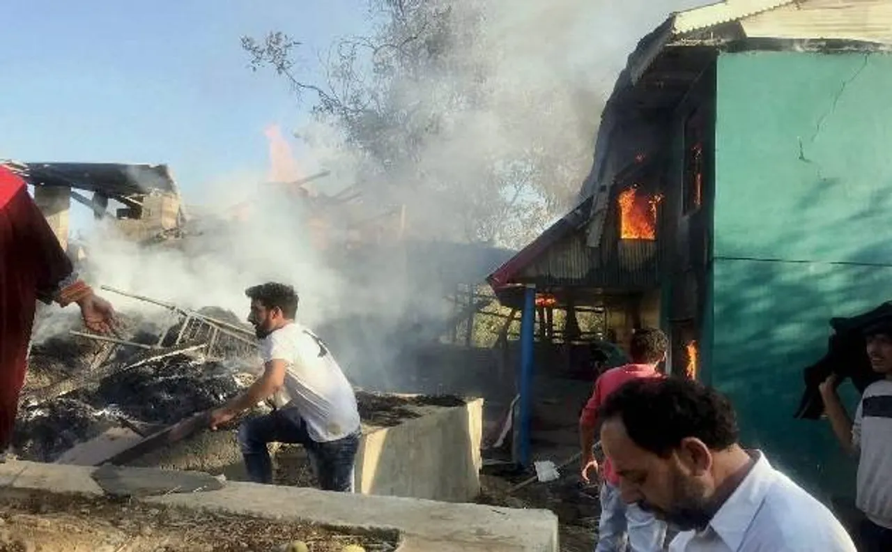 कश्मीर: पूर्व सरपंच की हत्या के बाद अब आतंकियों ने घर जलाया
