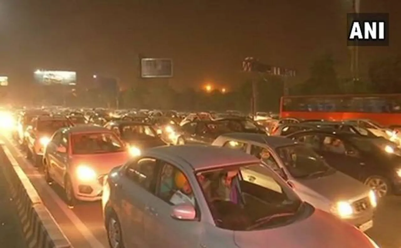 धनतेरस के मौके पर थमी दिल्ली की रफ्तार, सड़कों पर लगा भारी जाम