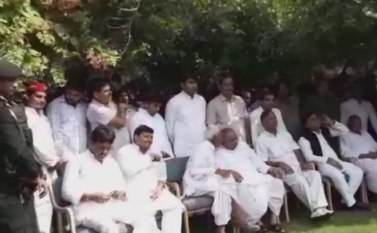दिवाली पर मिला मुलायम कुनबे का दिल, एक साथ नजर आए शिवपाल-अखिलेश