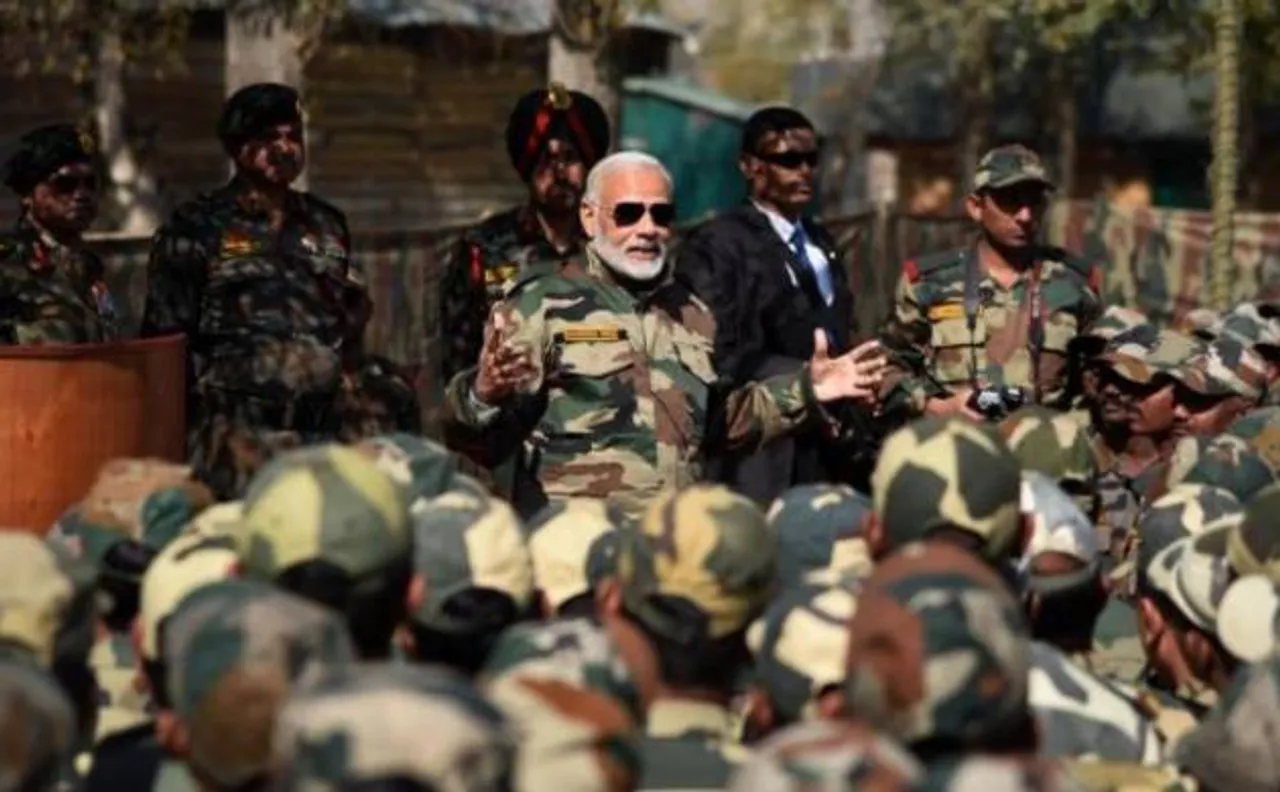 पीएम मोदी ने जम्मू-कश्मीर के गुरेज सेक्टर में सैनिकों के साथ मनाई दिवाली