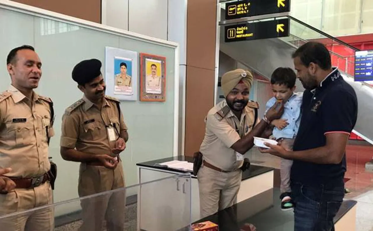 दिवाली के मौके पर यूसुफ पठान ने जवानों को खिलाई मिठाई, सोशल मीडिया ने जमकर की तारीफ