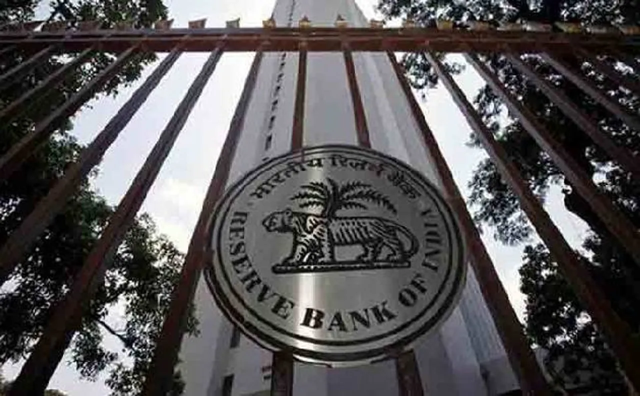 बैंक खातों से आधार कार्ड लिंक करने के लिए RBI ने नहीं दिया निर्देश, RTI में खुलासा