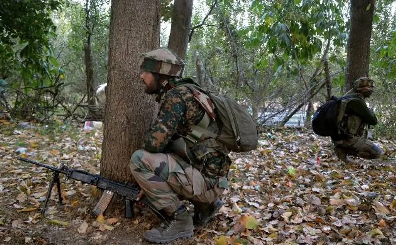कश्मीर: त्राल में आतंकियों ने की महिला की हत्या, उरी में पाकिस्तान ने किया सीजफायर उल्लंघन