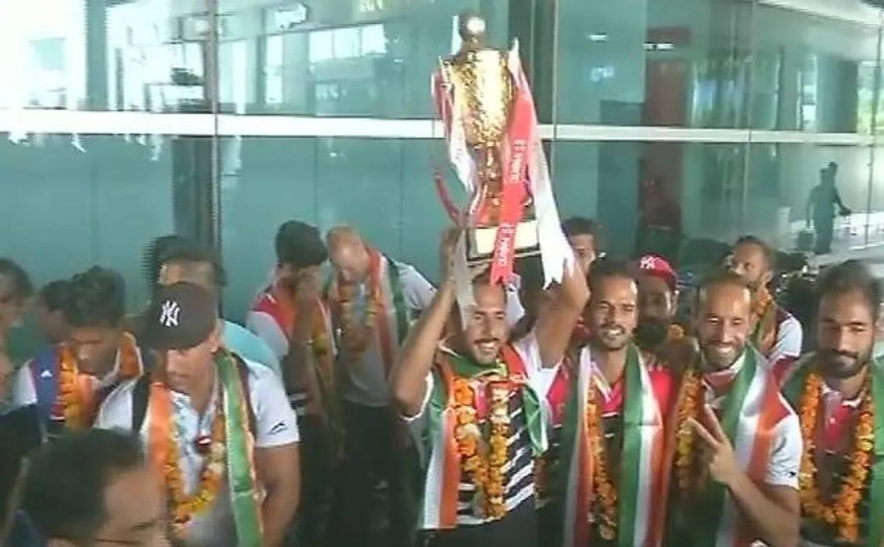 एशिया कप जीतकर स्वदेश लौटी भारतीय टीम, दिल्ली एयरपोर्ट पर ढोल-नगाड़ों से स्वागत