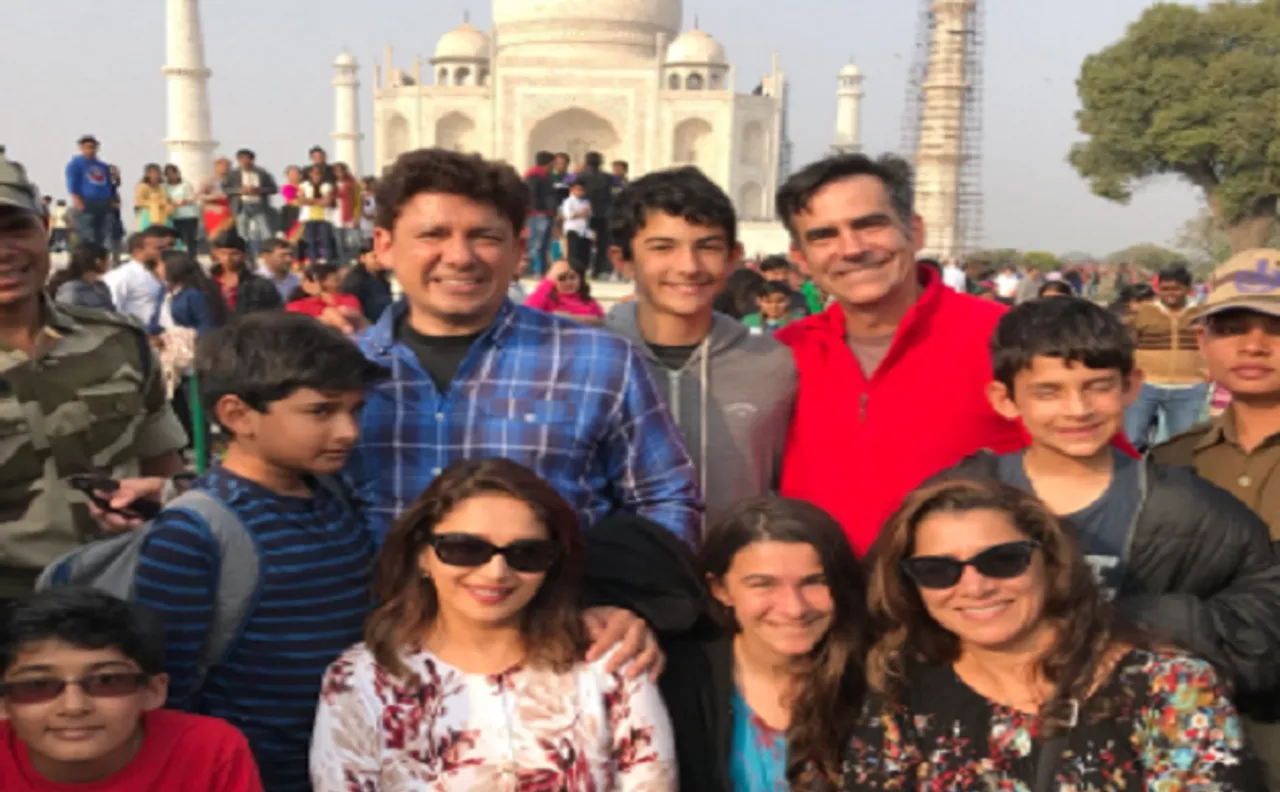 माधुरी दीक्षित ने किया ताजमहल का दीदार, परिवार संग बिताए बेहतरीन पल
