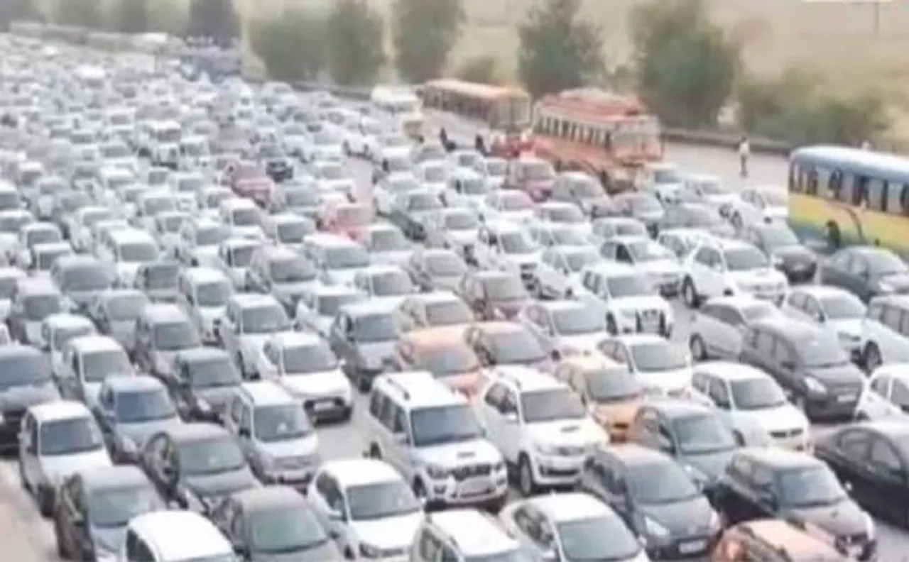 मथुरा से यमुना एक्सप्रेस-वे तक लंबा ट्रैफिक जाम, ट्रोल फ्री करना पड़ा हाईवे