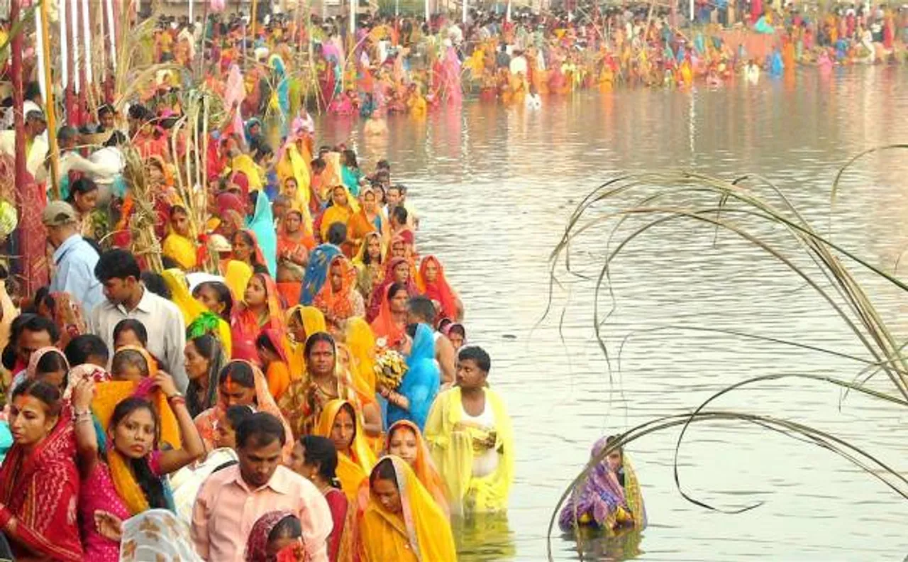छठ पूजा: उगते सूर्य को अर्घ्य देकर व्रतियों ने तोड़ा उपवास