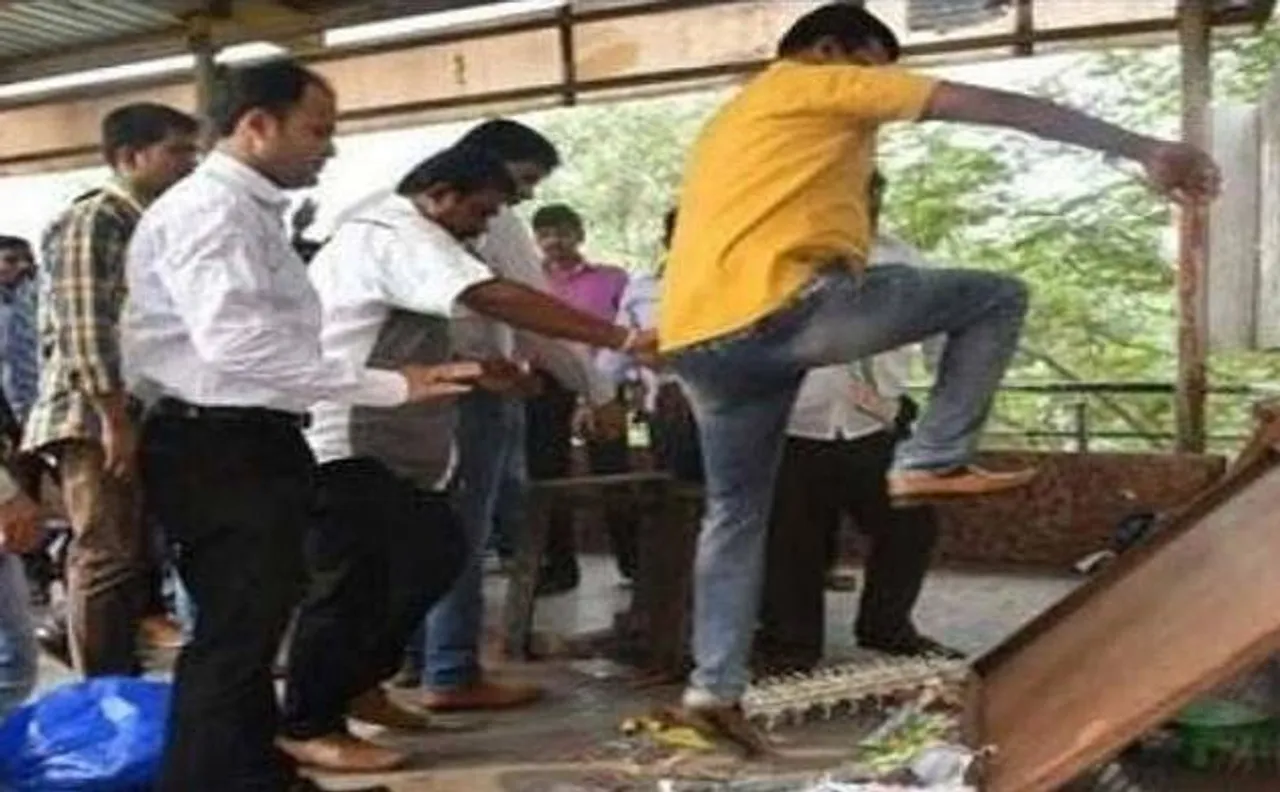 मनसे पर उलटा पड़ा दांव, फेरीवालों ने दौड़ा-दौड़ा कर पीटा, संजय निरुपम के खिलाफ एफआईआर दर्ज