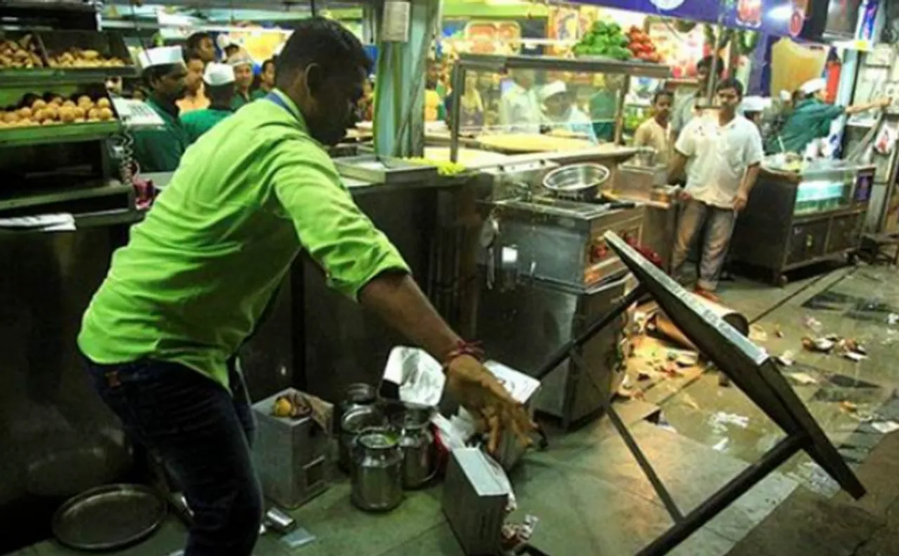 मुंबई: हॉकर्स मुद्दे पर दादर में एमएनएस और कांग्रेस कार्यकर्ताओं के बीच झड़प
