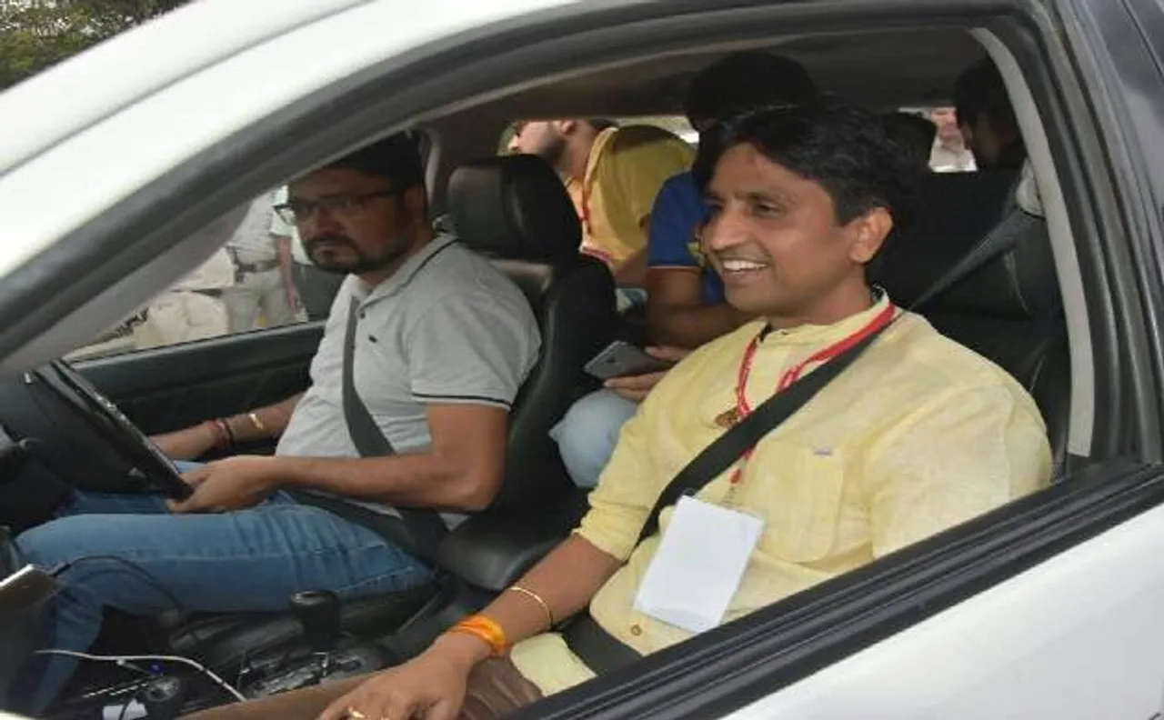 AAP में तेज़ हुआ घमासान, कुमार विश्वास का ट्वीट- 'हम' बोले तो क्या होगा