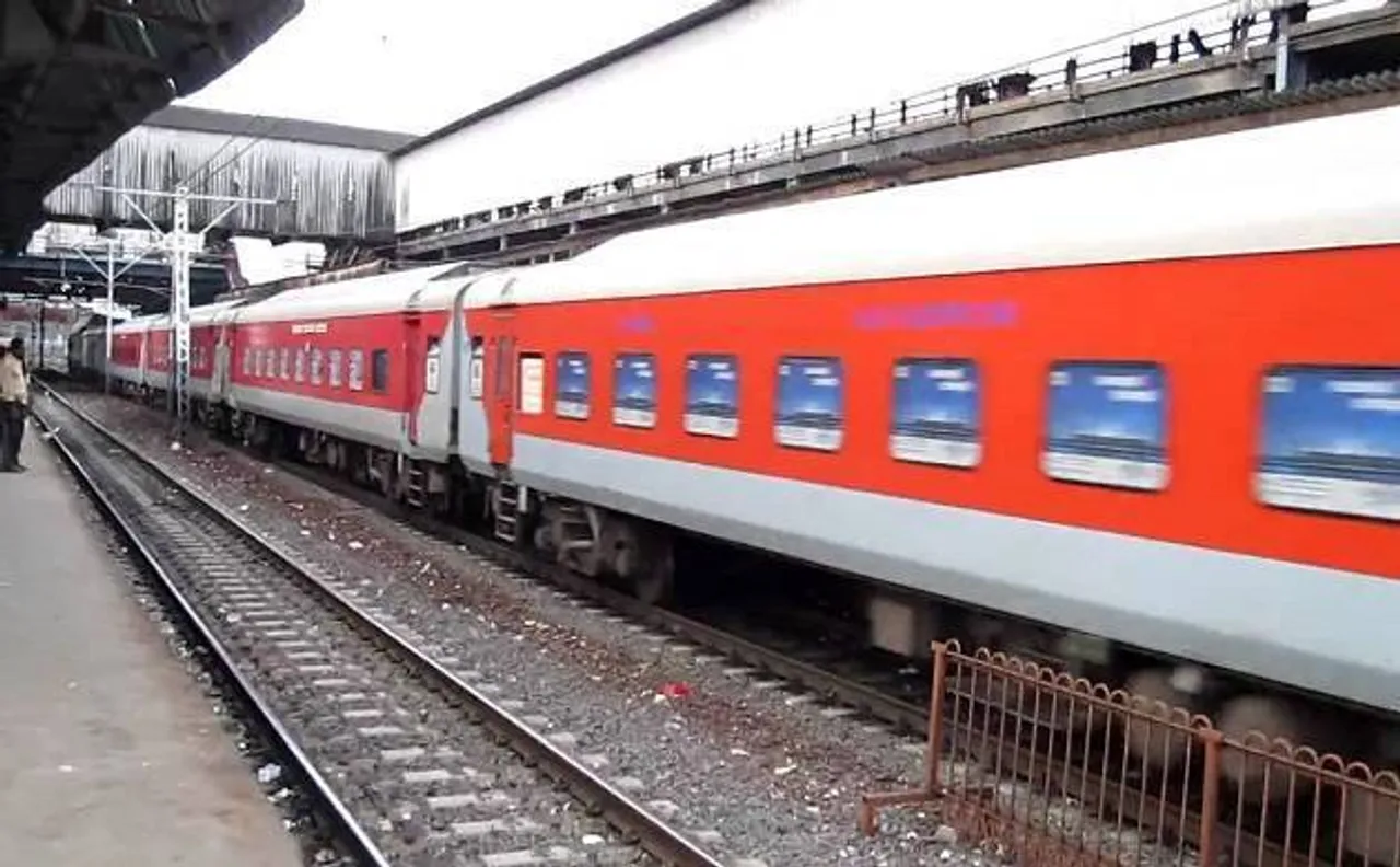 ट्रेन के अचानक ब्रेक लगने से मची भगदड़, 10 लोग घायल, टला बड़ा रेल हादसा