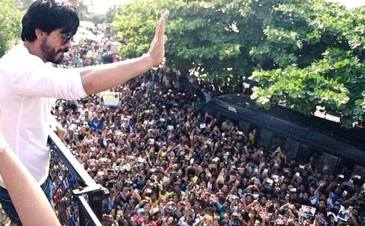 शाहरुख खान का बर्थडे सेलिब्रेट करने 'मन्नत' पहुंचे फैंस, चोरी हुए कई मोबाइल