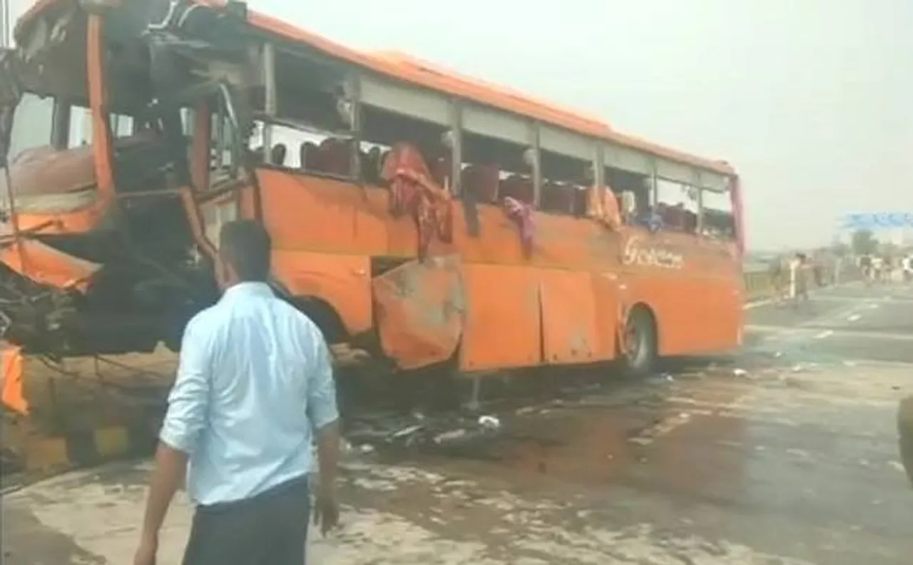 आगरा: यमुना एक्सप्रेस-वे के किनारे खाई में पलटी स्कूल बस, 2 बच्चों की मौत, 50 घायल