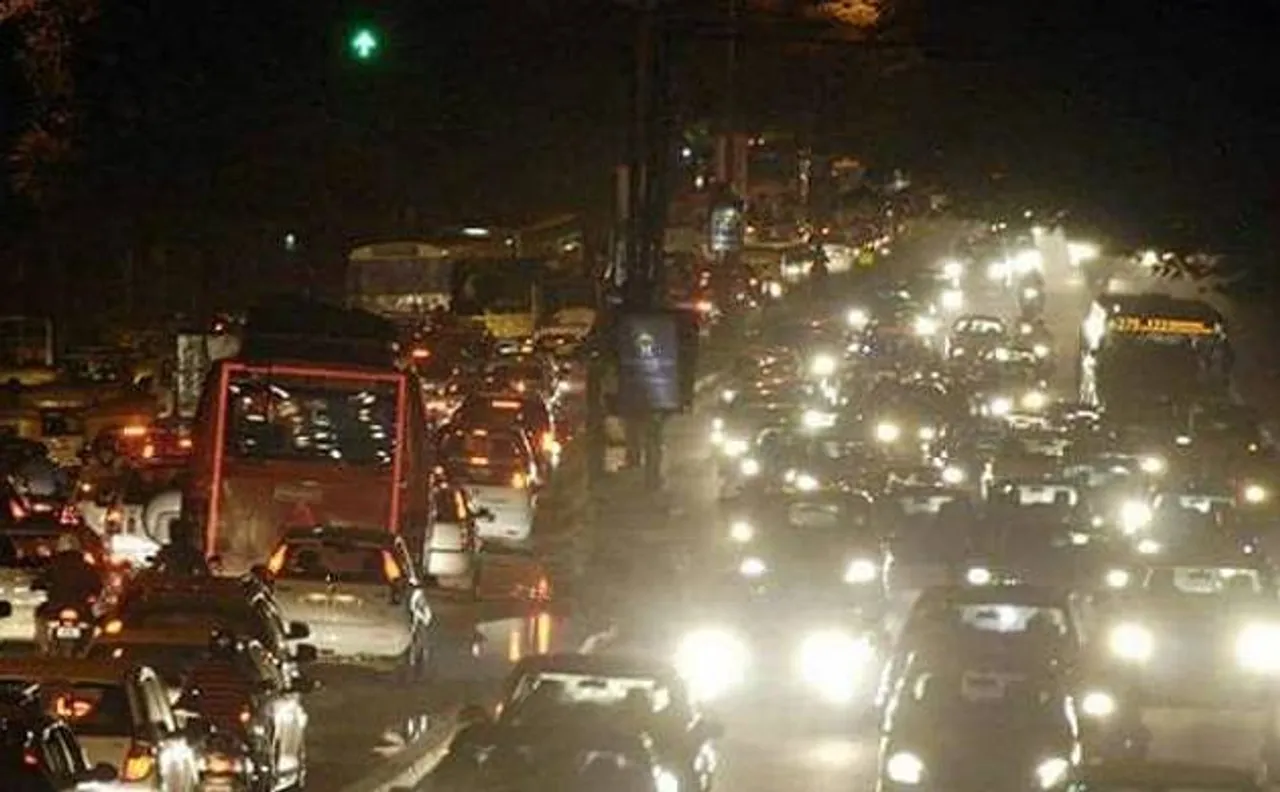चेन्नई: लगातार बारिश से पूरा शहर जाम, दो दिन तक भारी बारिश की चेतावनी