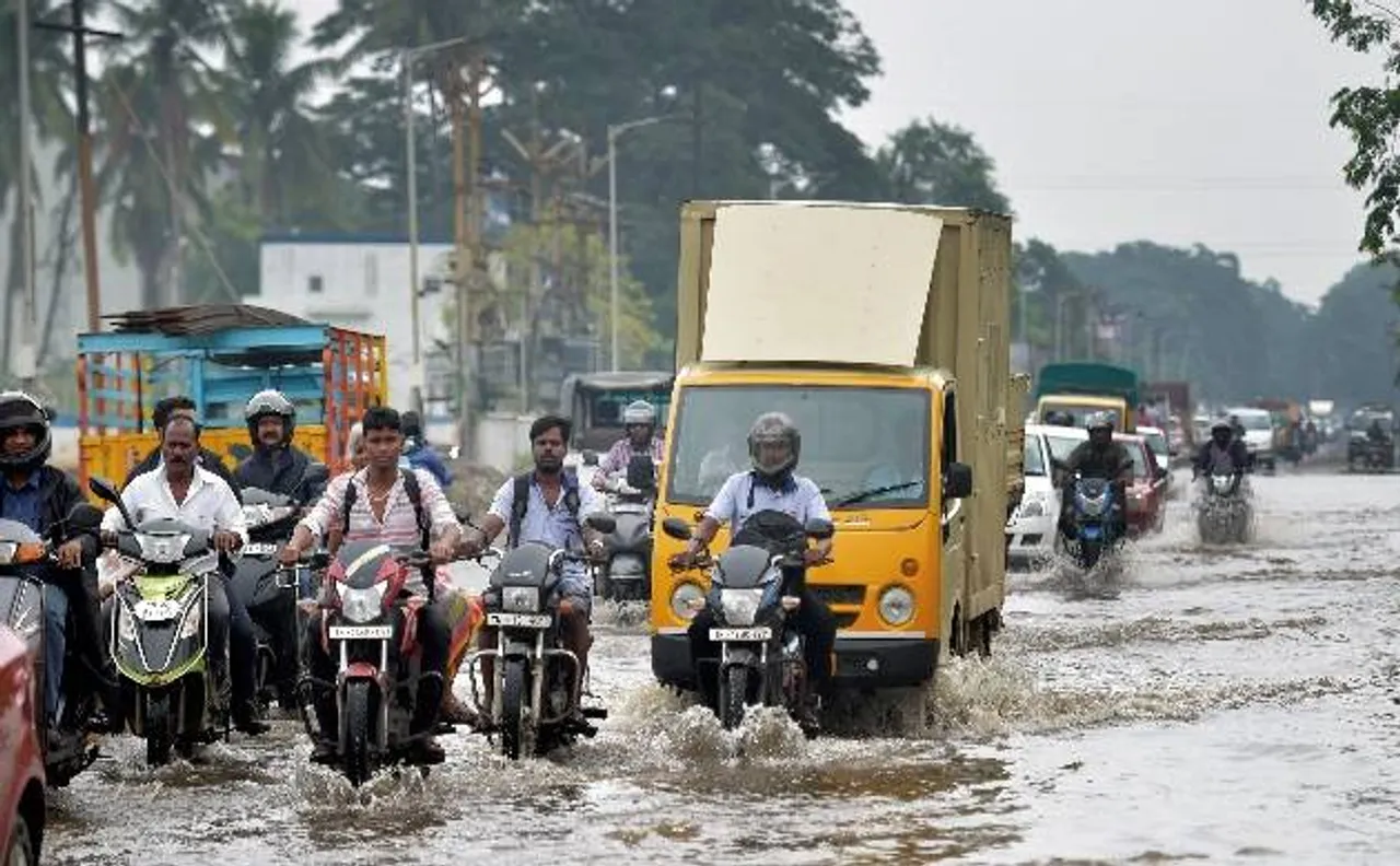 PHOTOS: बारिश से थमी चेन्नई की रफ्तार, स्कूल-कॉलेज बंद