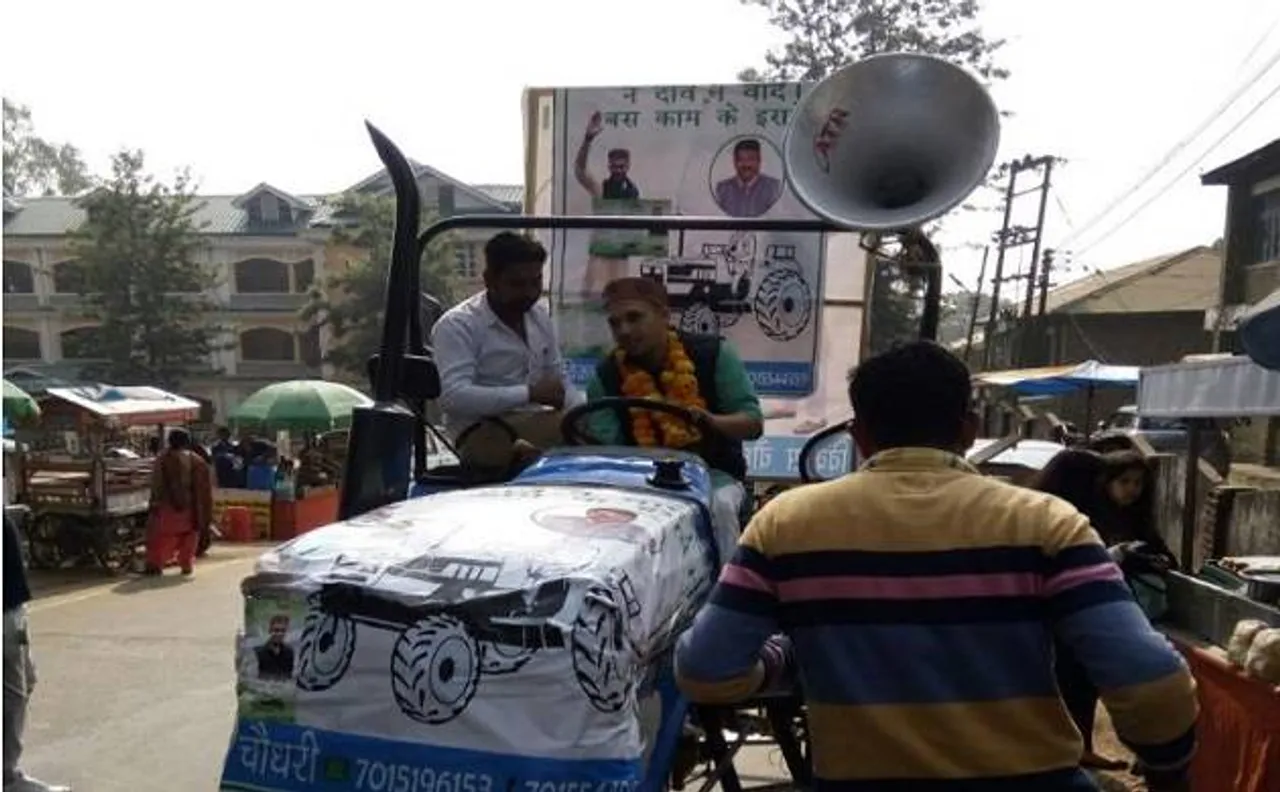 हिमाचल चुनाव: धर्मशाला के विकास बने आकर्षण का केंद्र, ट्रैक्टर से कर रहे हैं प्रचार
