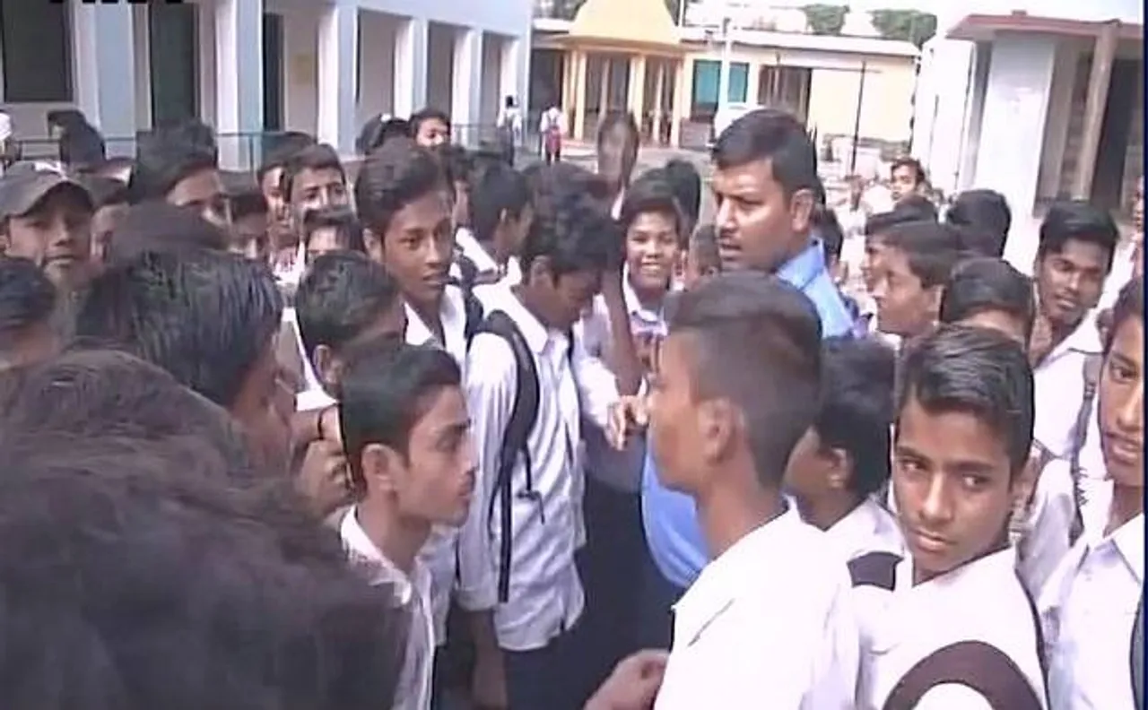 बिहार: पटना के एक स्कूल में डेंगू के खौफ से क्लास के बाहर पढ रहे हैं छात्र