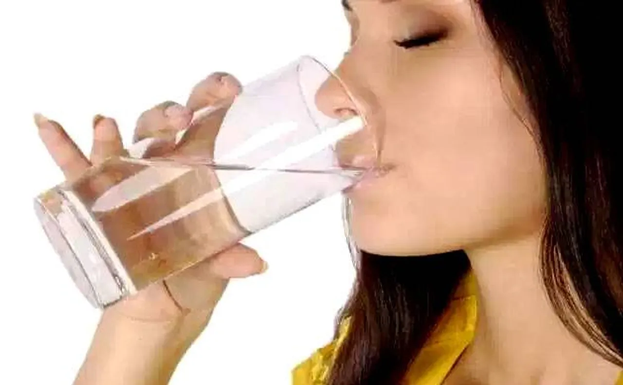 पीरियड्स में क्यों पिएं गर्म पानी? जानें क्या है इसके फायदे...