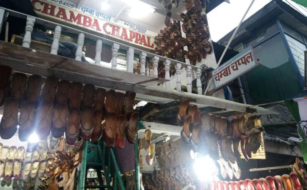 हिमाचल चुनाव 2017: उपेक्षा का शिकार चंबा चप्पल, उम्मीद खो चुके हैं कारीगर