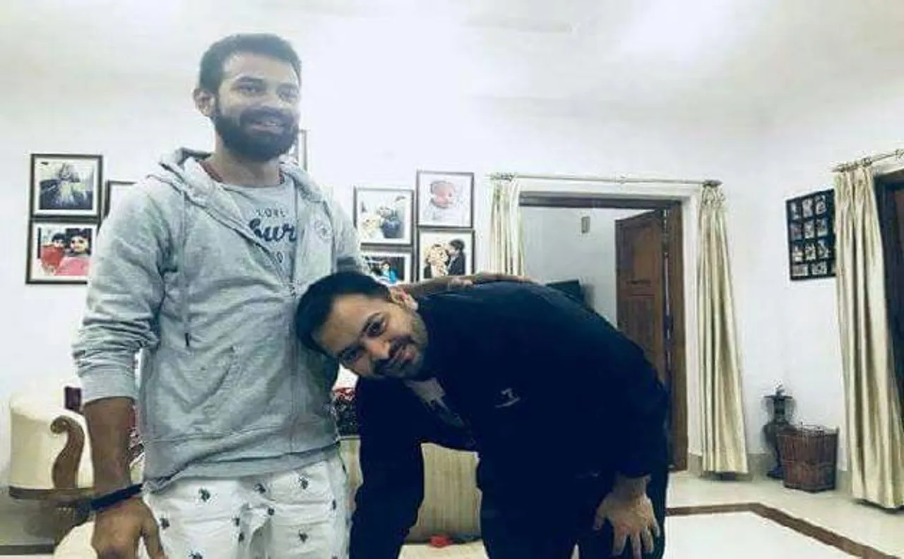 तेजस्वी यादव का जन्मदिन आज, बड़े भाई तेज के पैर छूकर लिया आशीर्वाद