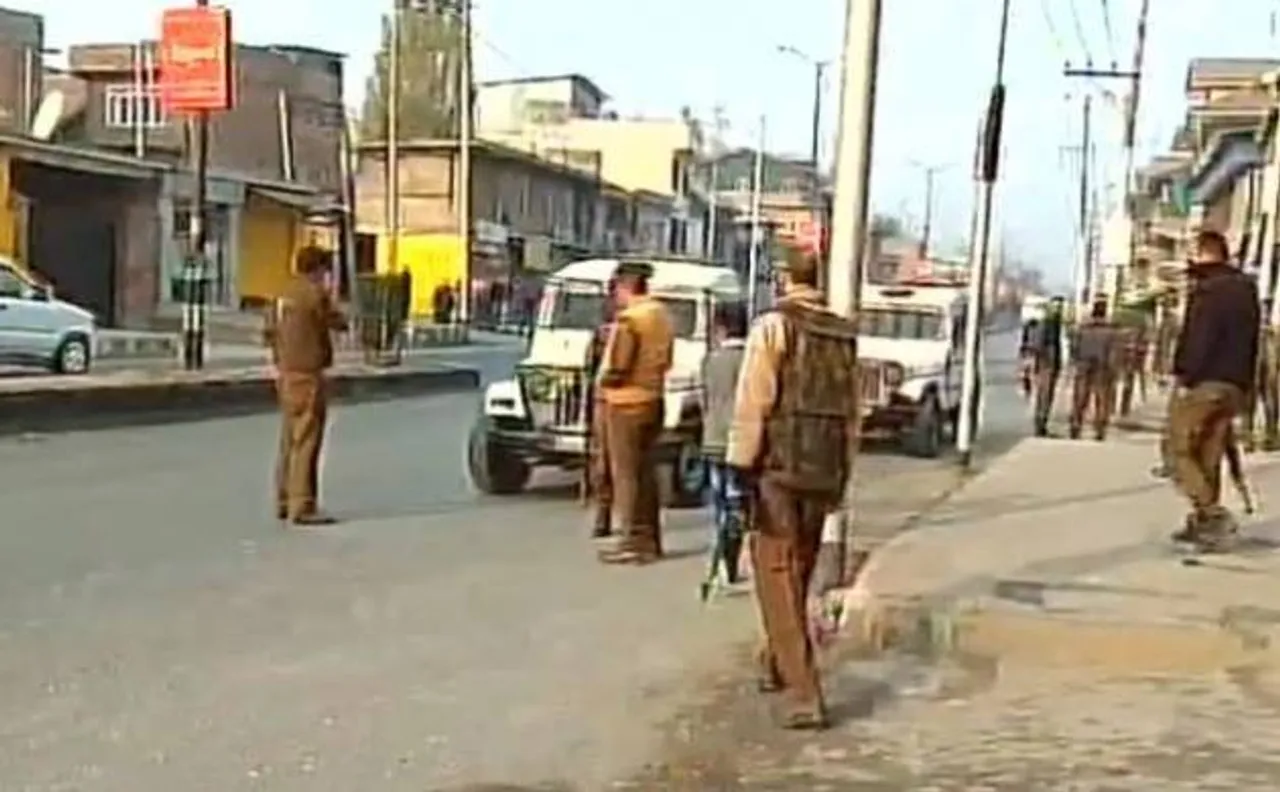 जम्मू-कश्मीर: अनंतनाग में पुलिस अधिकारी पर आतंकियों ने की फायरिंग