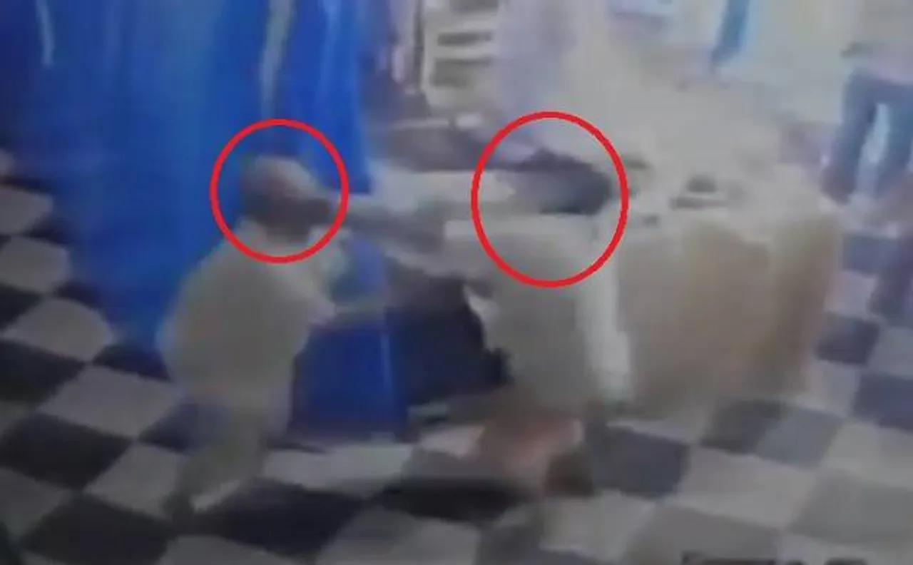 Video: मथुरा के राधारानी मंदिर में भिड़े दो साधु, खूब चले लात-घूंसे