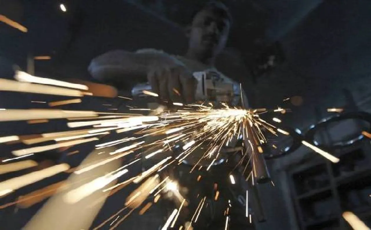 सितंबर महीने में इंडस्ट्री की ग्रोथ को लगा झटका, IIP घटकर हुई 3.8%