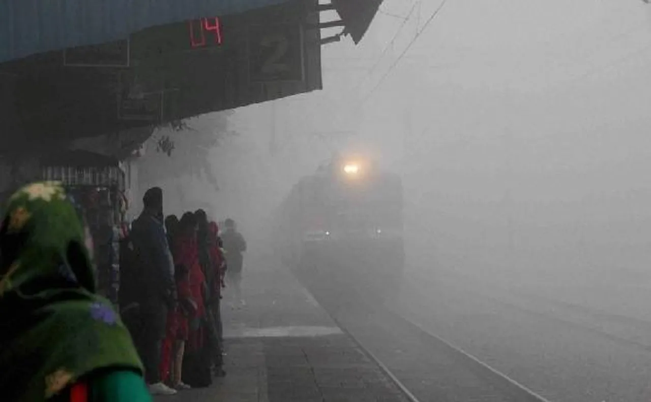 दिल्ली: धुंध के चलते रेल यातायात प्रभावित, 64 ट्रेनें लेट, 14 का समय बदला और 2 रद्द