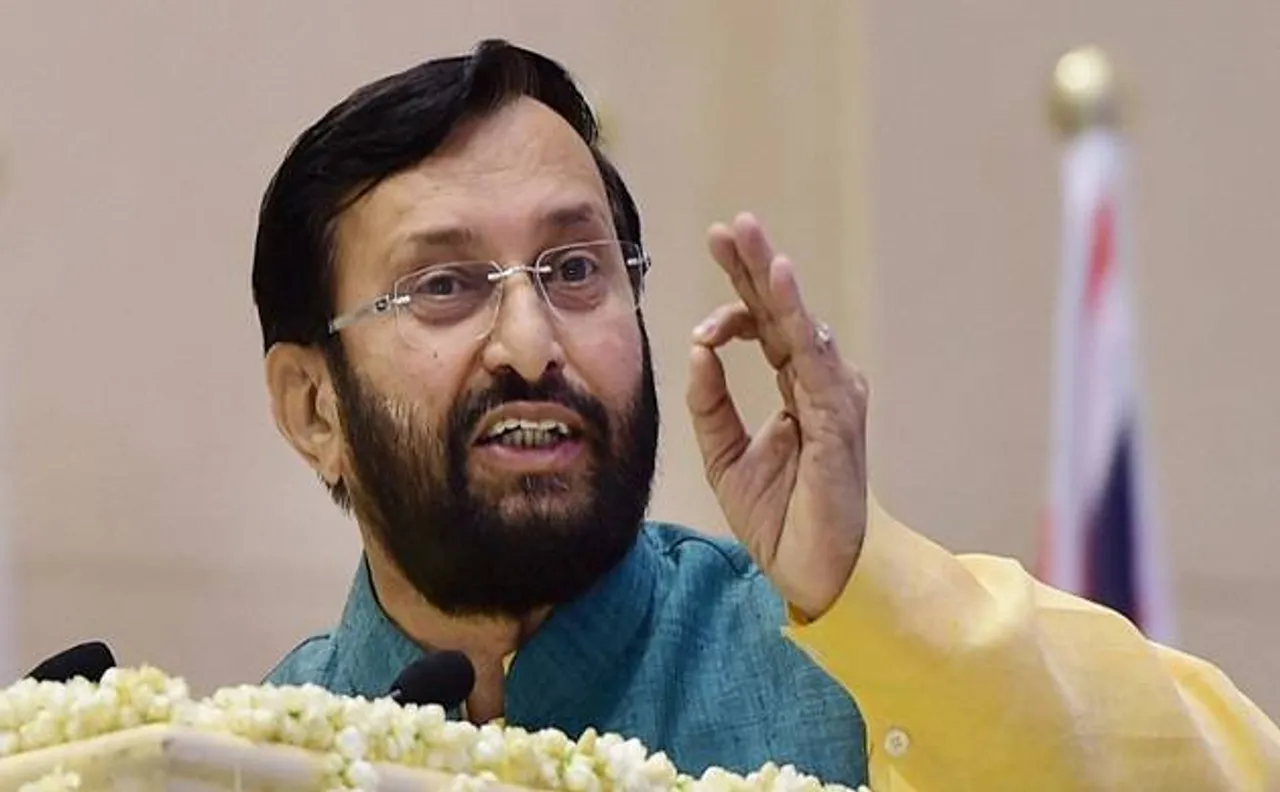 गुजरात चुनाव: जावड़ेकर का राहुल पर पलटवार, कहा-'विकास पागल नहीं हुआ है, कांग्रेस पगला गई है'
