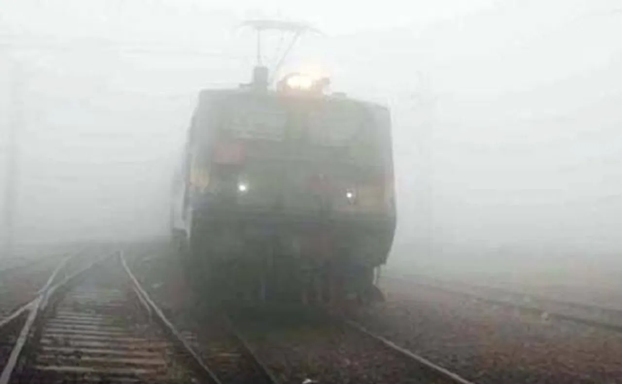स्मॉग की वजह से तीसरे दिन भी रेल यातायात प्रभावित, 69 ट्रेनें लेट